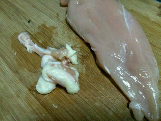 2、#咸味#缤纷低脂鸡肉串(空气炸锅版),首先将鸡胸肉去油脂和油膜