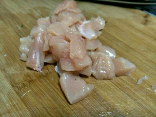 3、#咸味#缤纷低脂鸡肉串(空气炸锅版),然后切成大小匀称的小块