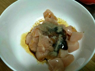 4、#咸味#缤纷低脂鸡肉串(空气炸锅版),放入胡椒粉、生抽、耗油、食盐~