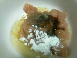 6、#咸味#缤纷低脂鸡肉串(空气炸锅版),加入玉米淀粉