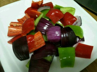 8、#咸味#缤纷低脂鸡肉串(空气炸锅版),将青椒、红椒、洋葱切成块儿状~