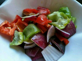 9、#咸味#缤纷低脂鸡肉串(空气炸锅版),放入胡椒粉、一点儿盐和食用油拌匀提前入味~