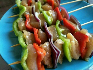 10、#咸味#缤纷低脂鸡肉串(空气炸锅版),入味后,将竹签用水弄湿后,一个蔬菜一个肉的穿成肉串~