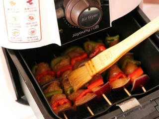 11、#咸味#缤纷低脂鸡肉串(空气炸锅版),用刷子刷上一层薄薄的油后进行炸制~