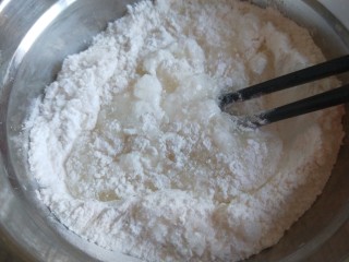 5、茯苓糕,一百度开水烫面搅拌均匀。