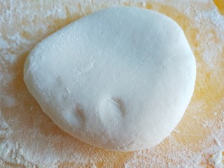 6、茯苓糕,在揉光滑的面团。