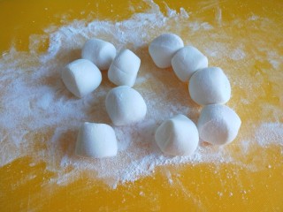 7、茯苓糕,做成小剂子。