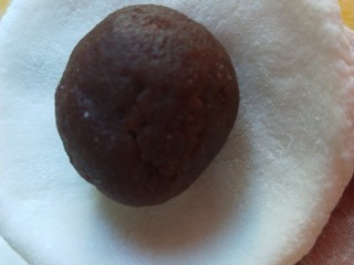 11、茯苓糕,放入玫瑰豆沙。