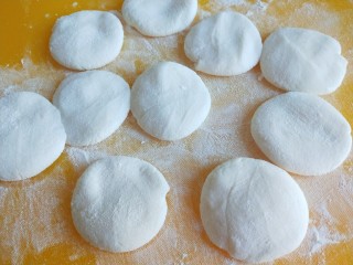 9、茯苓糕,把小剂子压扁。