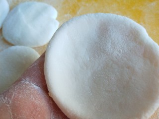 10、茯苓糕,在用手捏出一个面窝窝。