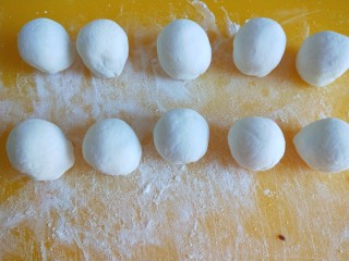 14、茯苓糕,全部把面剂子包好。