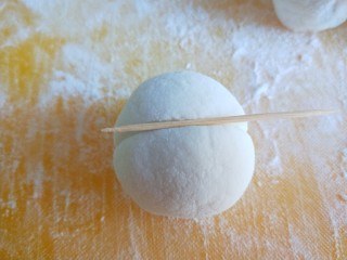 15、茯苓糕,没有磨具就用牙签压出米子。