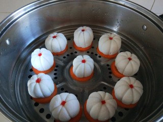 17、茯苓糕,胡萝卜切片铺底，放上茯苓糕。