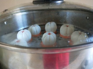 18、茯苓糕,盖上盖子开火蒸8分钟即可。