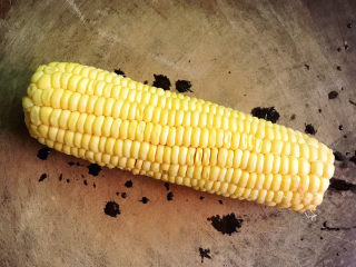 1、孜然烤玉米,玉米剥去外皮，冲洗一下