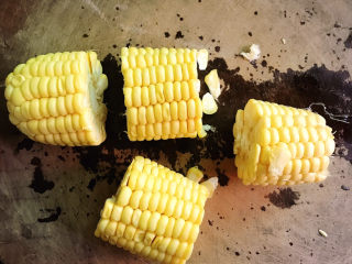 2、孜然烤玉米,切成四段