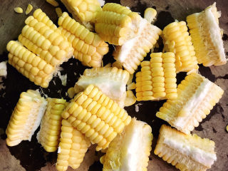 3、孜然烤玉米,再切成小块。