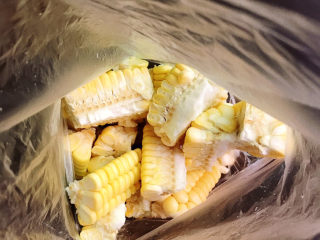 4、孜然烤玉米,装入保鲜袋中。