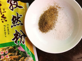 5、孜然烤玉米,称好孜然粉和盐