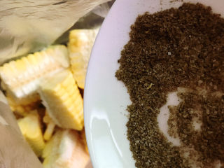 7、孜然烤玉米,倒入保鲜袋中。