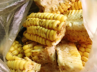 8、孜然烤玉米,滴入橄榄油摇匀。