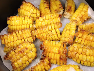 14、孜然烤玉米,孜然烤玉米出锅啦