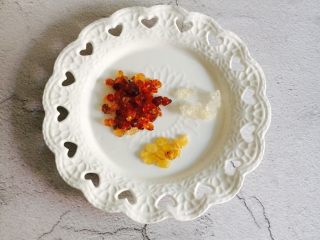 1、桃胶皂角米雪燕紫薯羹,桃胶10g、皂角米10g、雪燕10g