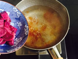 10、桃胶皂角米雪燕紫薯羹,倒入紫薯