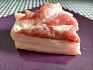 1、胡萝卜炒肉丝,准备一块肥瘦相间的肉洗净