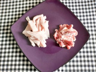 2、胡萝卜炒肉丝,去皮，肥瘦分开，分别切丝