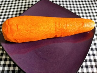 3、胡萝卜炒肉丝,一根胡萝卜切丝备用