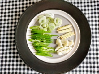 4、胡萝卜炒肉丝,调料，线椒葱姜蒜切好备用