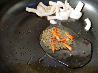 5、胡萝卜炒肉丝,待油炼出来加入干辣椒花椒炸香