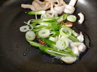 6、胡萝卜炒肉丝,再倒入葱姜蒜线椒炒香