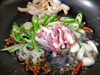 7、胡萝卜炒肉丝,这时加入瘦肉丝