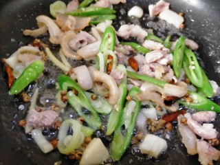 8、胡萝卜炒肉丝,翻炒均匀至肉无血色