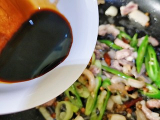 9、胡萝卜炒肉丝,倒入酱汁