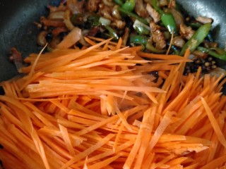 11、胡萝卜炒肉丝,然后把肉肉推到锅一边，将锅倾斜，倒入胡萝卜丝，用肉肉流出来的油炒胡萝卜