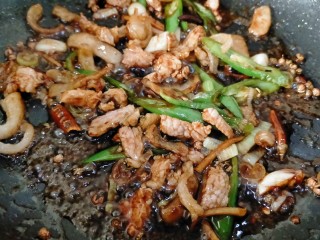 10、胡萝卜炒肉丝,翻炒均匀