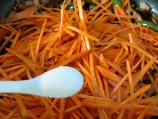 12、胡萝卜炒肉丝,在胡萝卜丝这边加入适量的盐翻炒