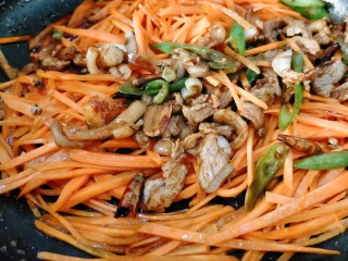 13、胡萝卜炒肉丝,待萝卜丝变软与肉肉混合翻炒