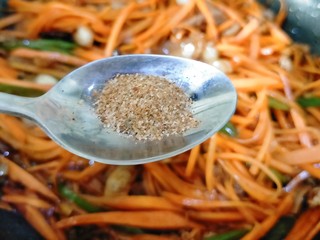 14、胡萝卜炒肉丝,最后加入适量十三香或者南德