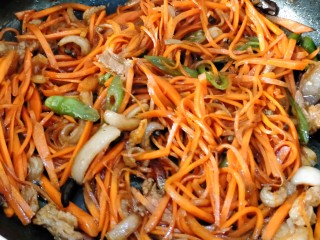 17、胡萝卜炒肉丝,混合翻炒均匀即可出锅