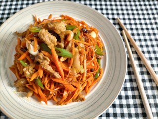 18、胡萝卜炒肉丝,装盘上桌，超级下饭