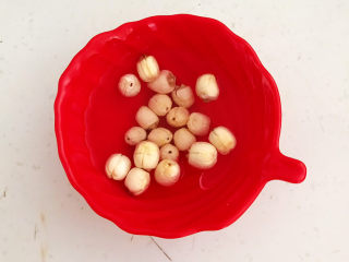 5、银耳莲子红枣汤,莲子清洗干净