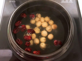 8、银耳莲子红枣汤,加入无核金丝小枣