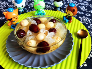 13、银耳莲子红枣汤,银耳莲子红枣汤营养丰富,老少皆宜~