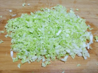 1、冬至美食  红油干拌饺子,白菜洗干净切碎。