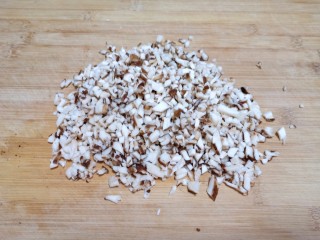 3、冬至美食  红油干拌饺子,香菇洗干净切碎。