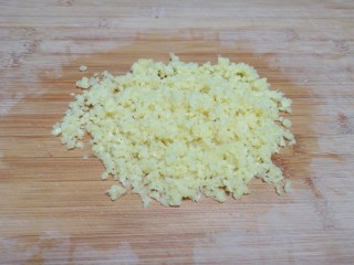 5、冬至美食  红油干拌饺子,生姜洗干净剁碎。